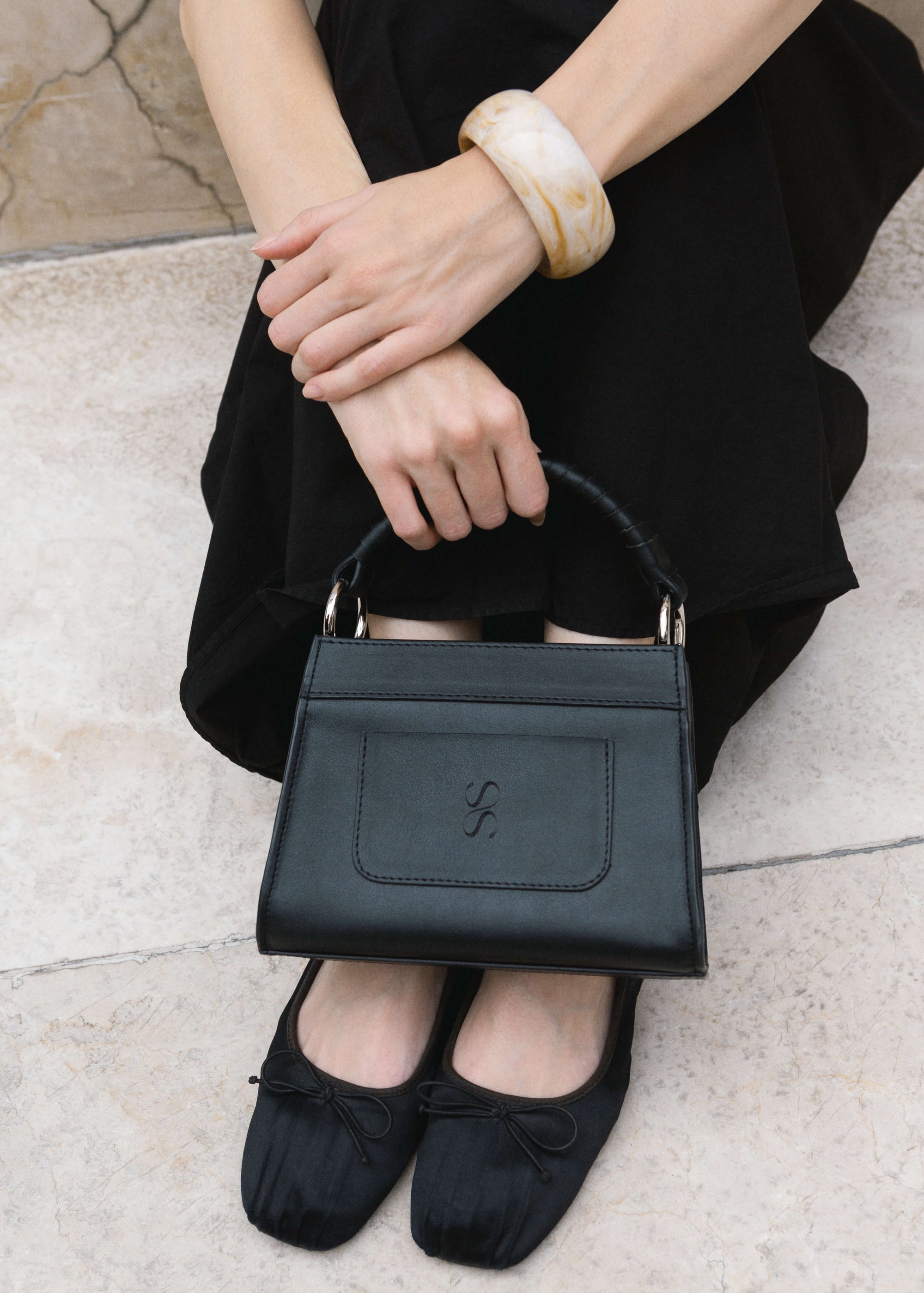 Model with a Panthera Mini Black