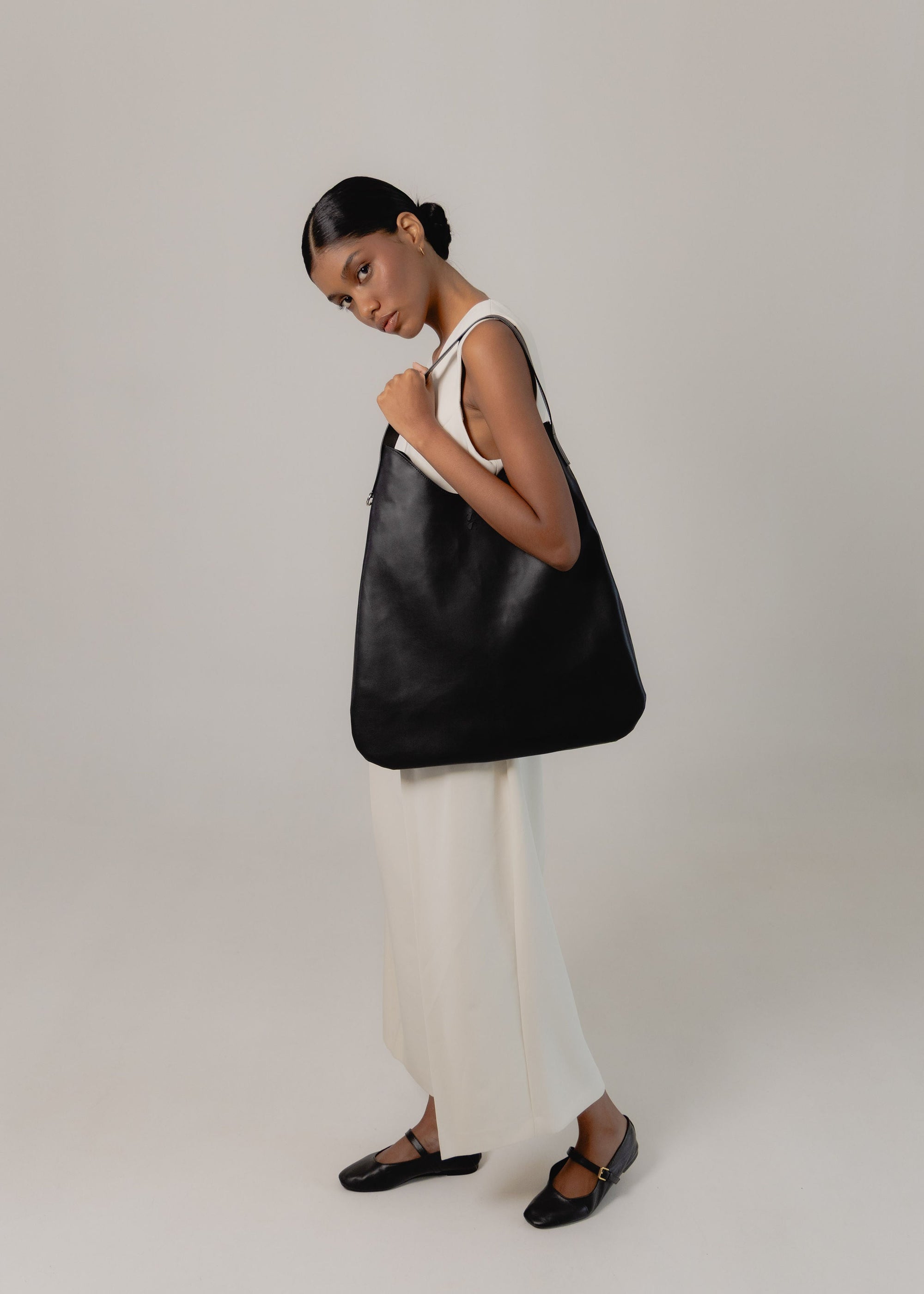 Raiz Carryall Black – Sentient | Olive-Based Leather Hobo