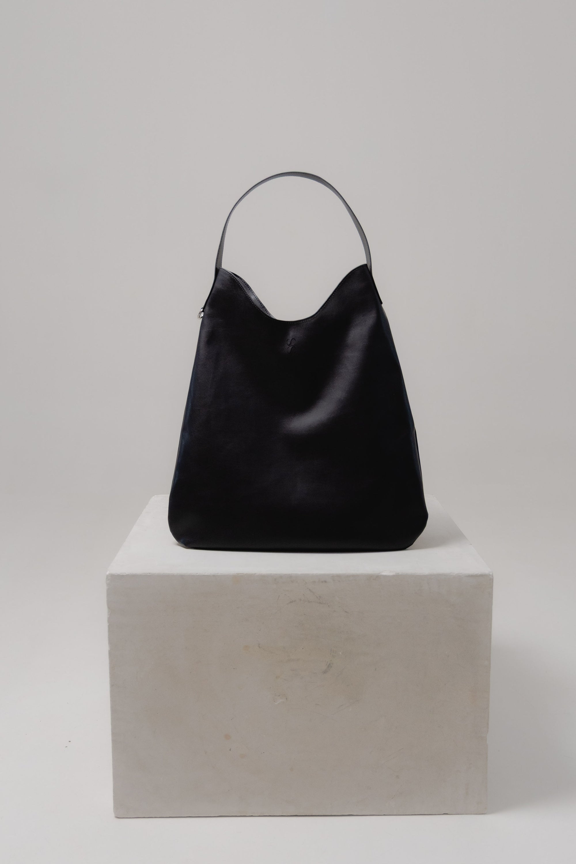 Raiz Carryall Black – Sentient | Olive-Based Leather Hobo