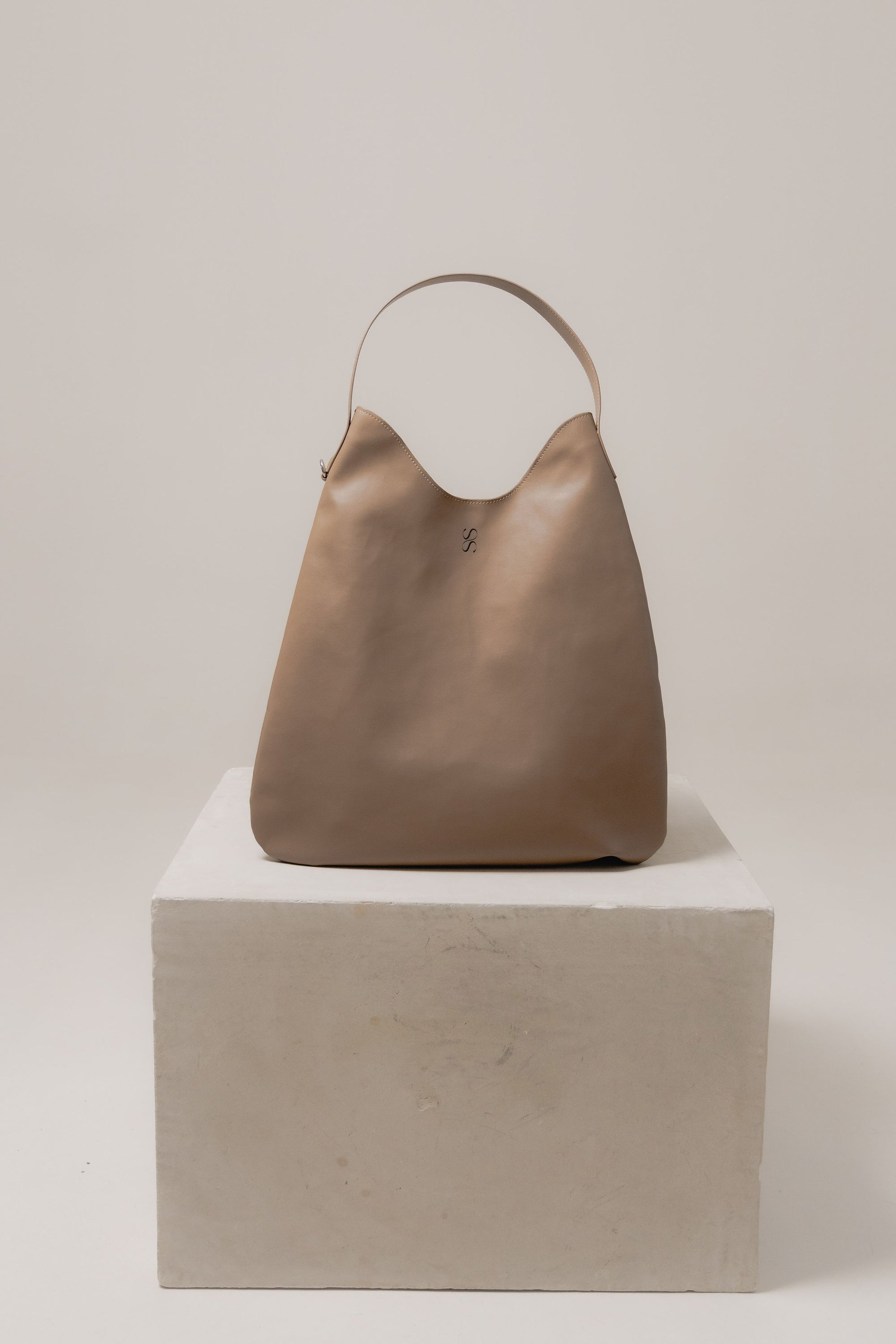 Raiz Carryall Beige – Sentient | Olive-Based Leather Hobo